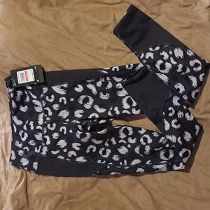 NWT  Under Armour leggings  XS  black print